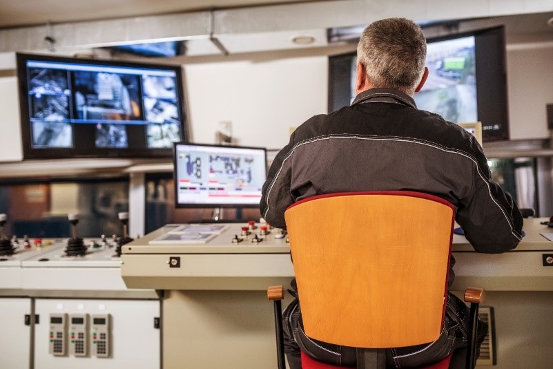 guy-computer-desk